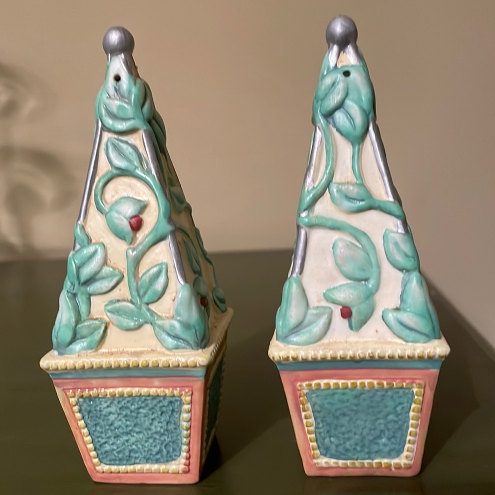 Rare Pfaltzgraff Topiary salt and pepper shakers